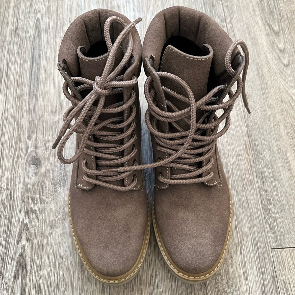 NWB CLIFFS by White Mountain Boots